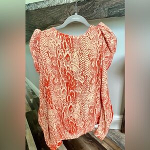 Beautiful silky top. Size S
